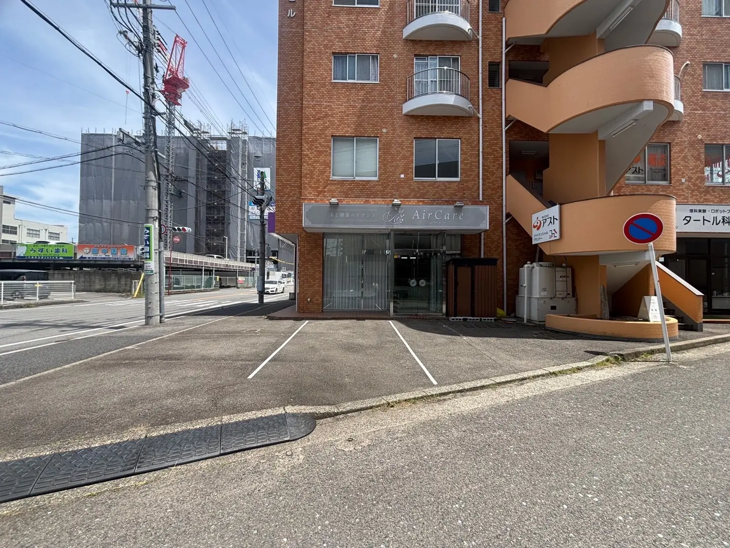 AirCare 店舗前駐車場